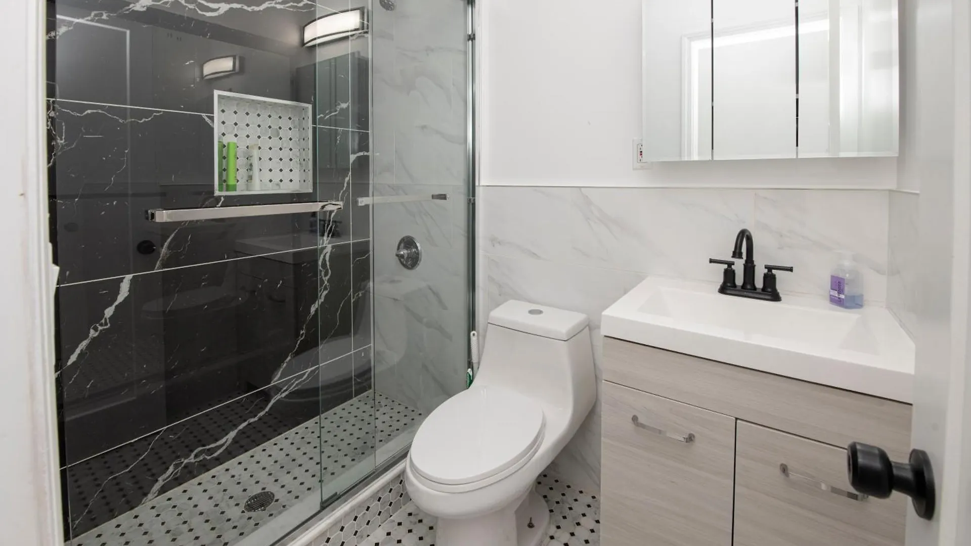 Sophisticated 4 Bedroom Duplex In The Heart Of Midtown New York